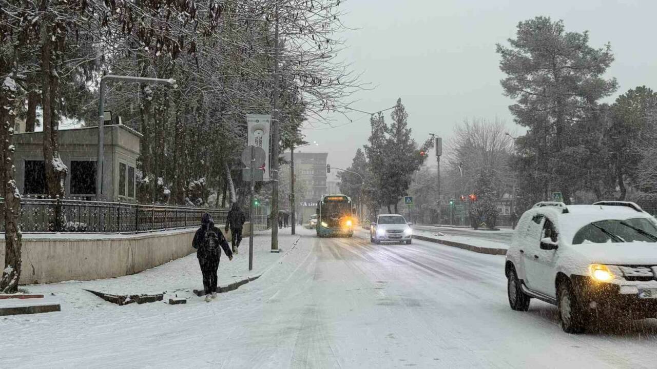 Diyarbakır’da etkili olan kar yağışı hayatı olumsuz etkiledi.