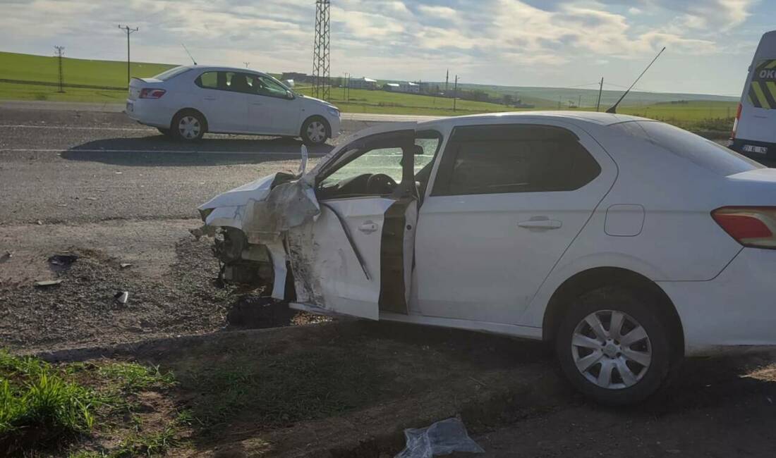 Sur ilçesinde meydana gelen trafik kazasında minibüs ile otomobil çarpıştı,
