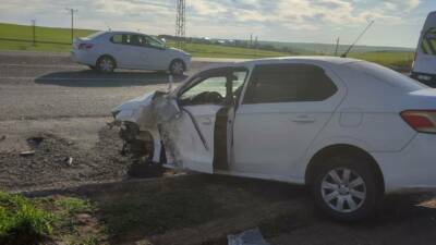 Sur ilçesinde meydana gelen trafik kazasında minibüs ile otomobil çarpıştı,