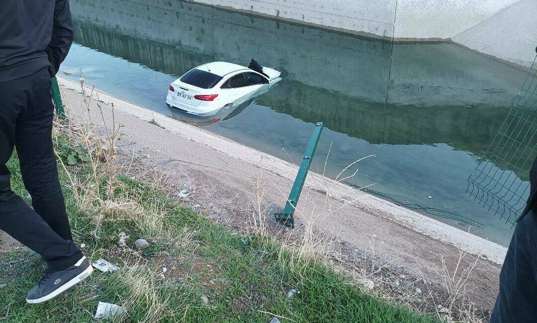 Diyarbakır'ın Yenişehir ilçesine bağlı Şahaban köyü yakınlarında sürücüsü direksiyon hakimiyetini