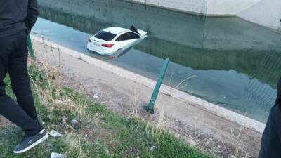 Diyarbakır'ın Yenişehir ilçesine bağlı Şahaban köyü yakınlarında sürücüsü direksiyon hakimiyetini