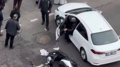 Diyarbakır'ın Mezopotamya Mahallesi'nde otomobilin motosikletli kuryeye çarpması sonucu kaza meydana