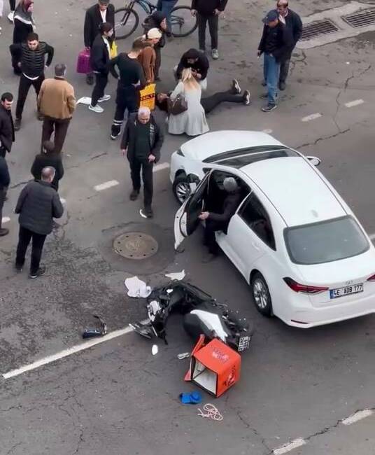 Diyarbakır'ın Mezopotamya Mahallesi'nde otomobilin motosikletli kuryeye çarpması sonucu kaza meydana