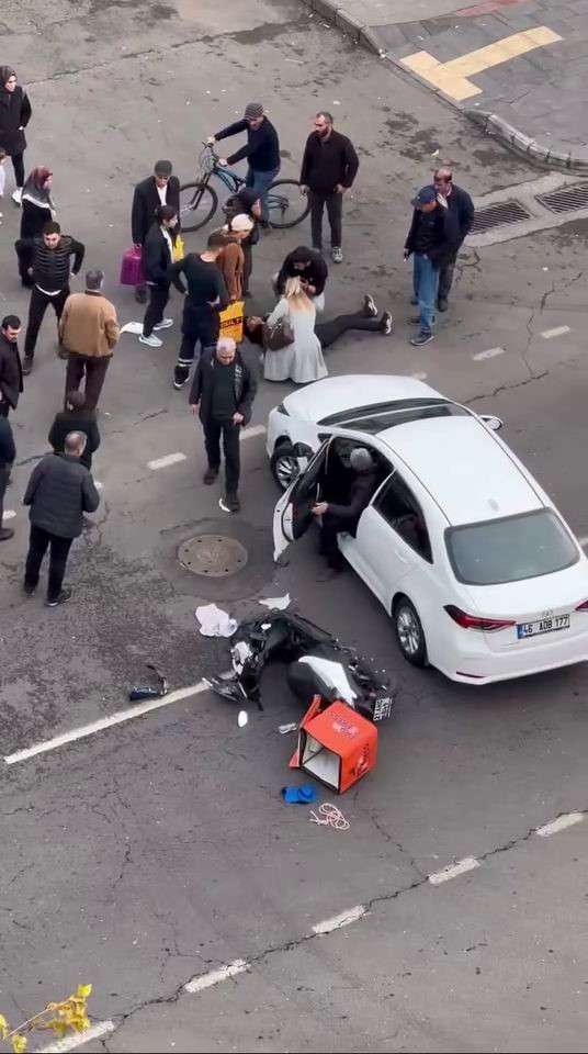 Diyarbakır'ın Mezopotamya Mahallesi'nde otomobilin motosikletli kuryeye çarpması sonucu kaza meydana