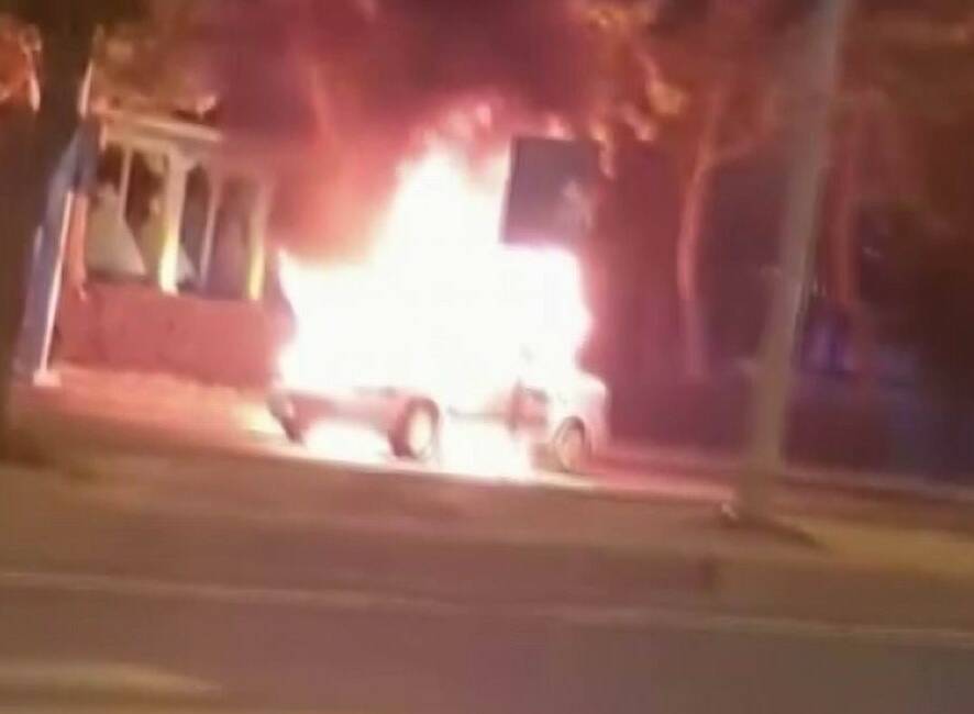 Diyarbakır’da seyir halindeki otomobil bir anda alev topuna döndü. Olayda