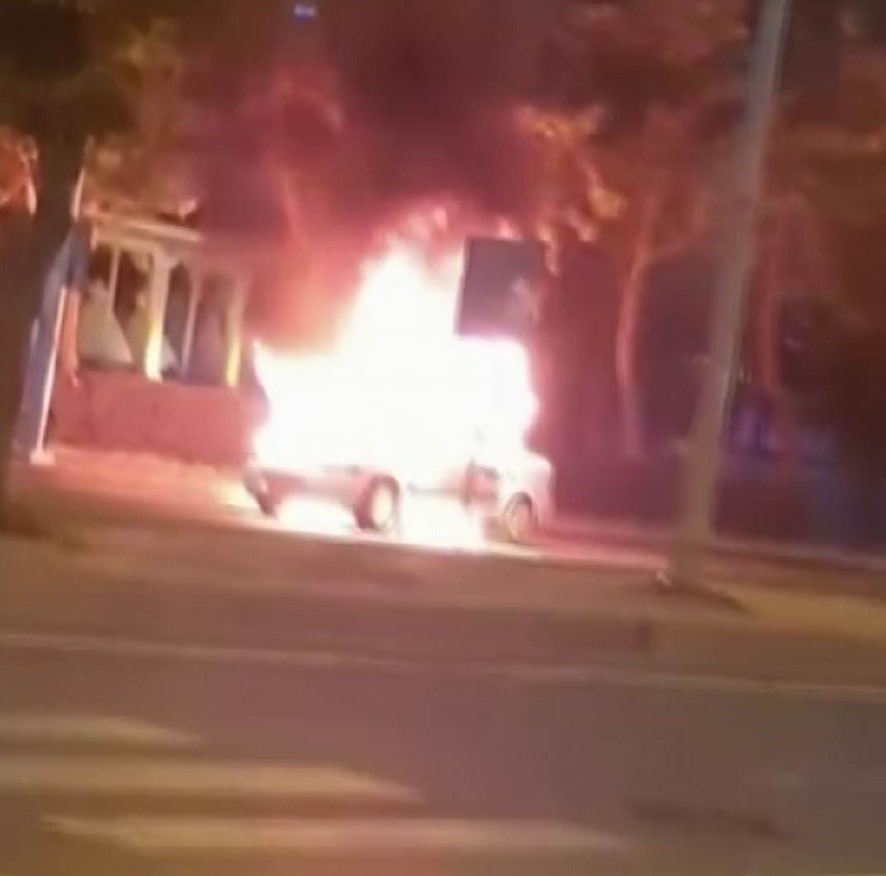 Diyarbakır’da seyir halindeki otomobil bir anda alev topuna döndü. Olayda