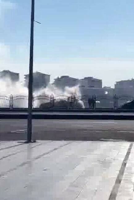 Diyarbakır'ın Şanlıurfa karayolunda seyir halindeki bir taksi aniden alev aldı.