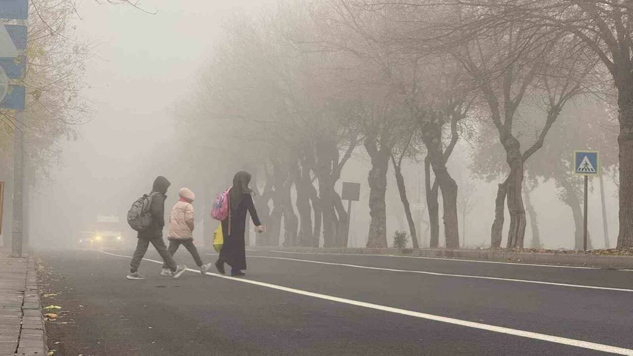 Diyarbakır'da sabah saatlerinde meydana gelen yoğun sis nedeniyle görüş mesafesi