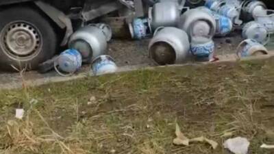 Diyarbakır'ın Yenişehir ilçesinde otomobilin kamyonete çarpması sonucu meydana gelen kaza,