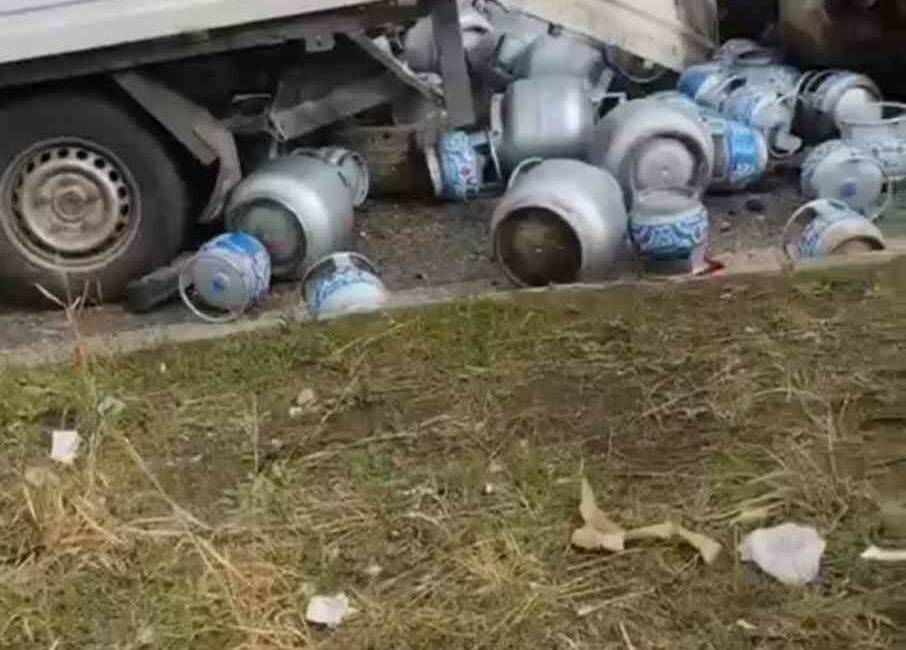 Diyarbakır'ın Yenişehir ilçesinde otomobilin kamyonete çarpması sonucu meydana gelen kaza,