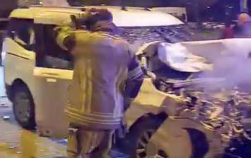 Diyarbakır'ın Kayapınar ilçesinde meydana gelen trafik kazasında üç aracın karıştığı