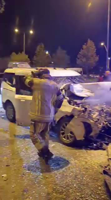 Diyarbakır'ın Kayapınar ilçesinde meydana gelen trafik kazasında üç aracın karıştığı