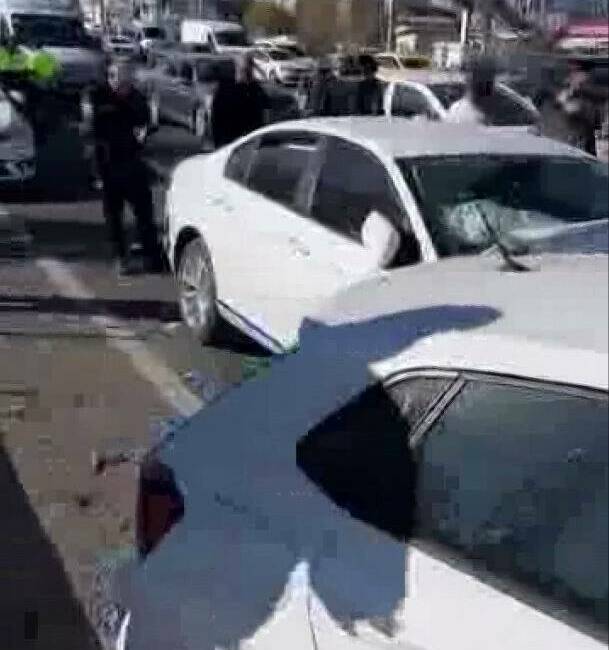 Diyarbakır'da meydana gelen zincirleme trafik kazasında 4 araç karıştı ve