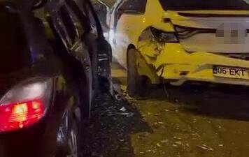 Diyarbakır'ın Kayapınar ilçesinde Gaziler semtinde meydana gelen trafik kazasında üç