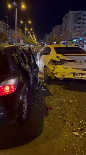 Diyarbakır'ın Kayapınar ilçesinde Gaziler semtinde meydana gelen trafik kazasında üç