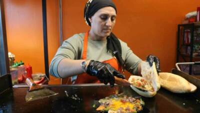 Diyarbakır'da fast food işletmesi sahibi Zeynep İnci, sadece kadın çalışanlarla