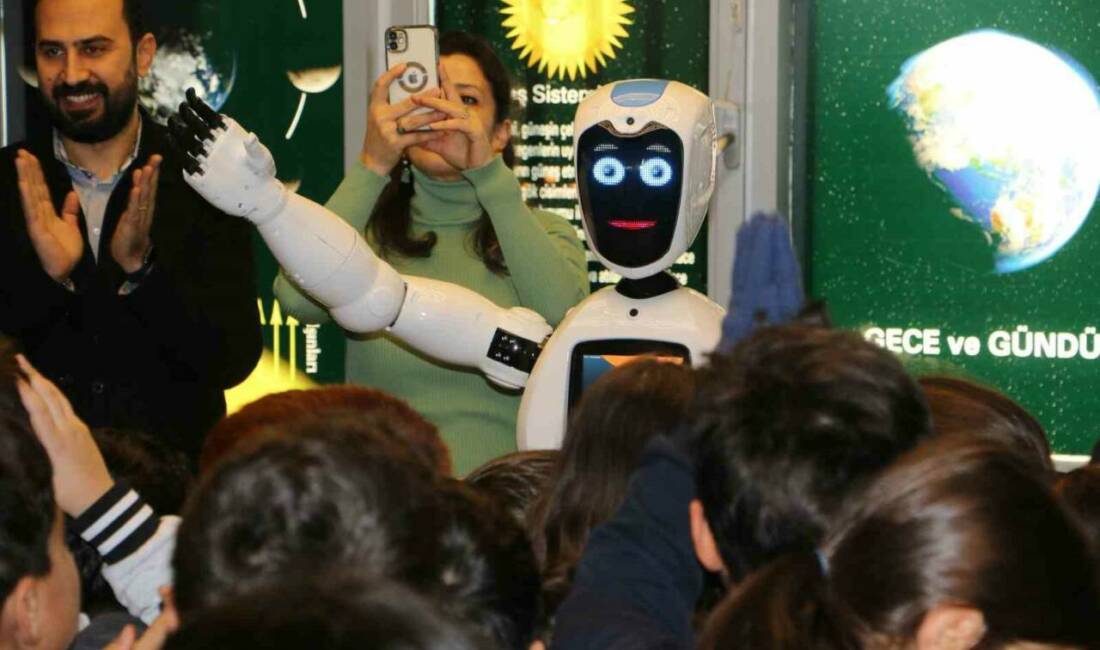 Diyarbakır'daki Mezopotamya İlkokulu öğrencileri, atık malzemelerden robotlar yaparak sergiledi. Robotlar,