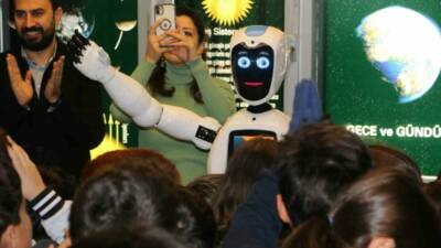 Diyarbakır'daki Mezopotamya İlkokulu öğrencileri, atık malzemelerden robotlar yaparak sergiledi. Robotlar,
