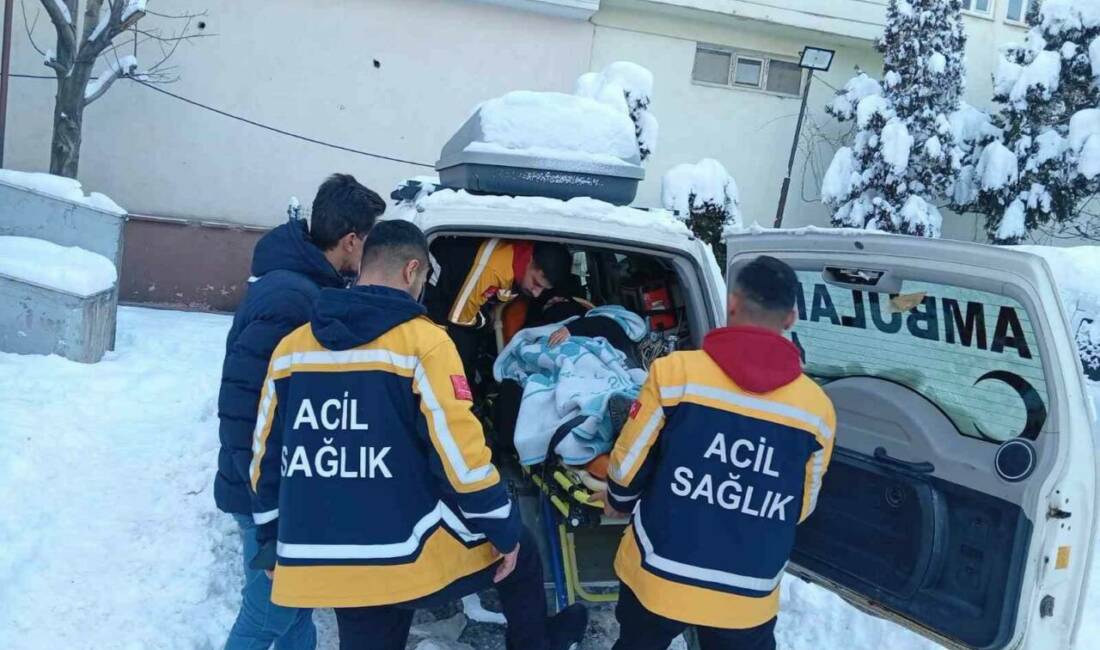 Siirt’in Pervari ilçesinde doğum sancısı tutan hasta, karlı yollarda ekiplerin