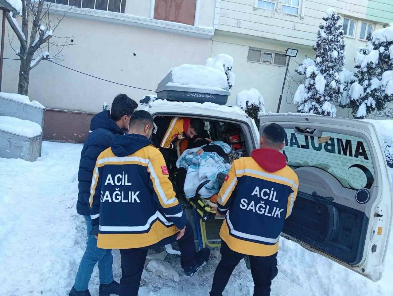 Siirt’in Pervari ilçesinde doğum sancısı tutan hasta, karlı yollarda ekiplerin