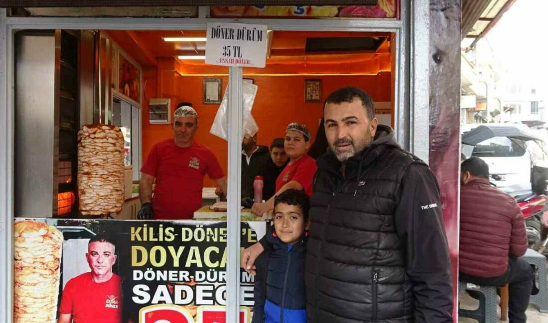 Döner 30 liraya düştü: Kilis’te esnaftan indirim akımı Kilis'te dönerciler, enflasyona rağmen fiyatlarını düşürerek uygun fiyat politikasını sürdürüyor.