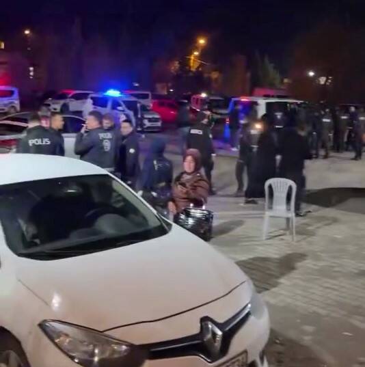 Kahta ilçesinde bir düğün töreninde çıkan kavgada 3 kişi yaralandı.