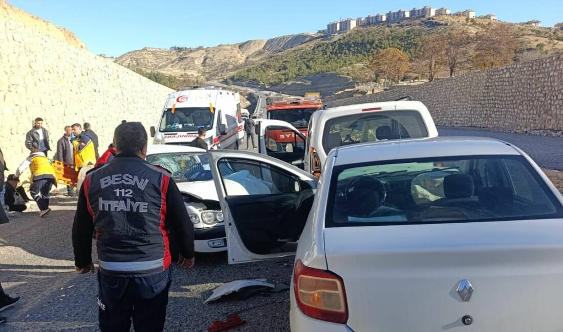 Adıyaman’ın Besni ilçesinde, çevre yolunda meydana gelen zincirleme trafik kazasında