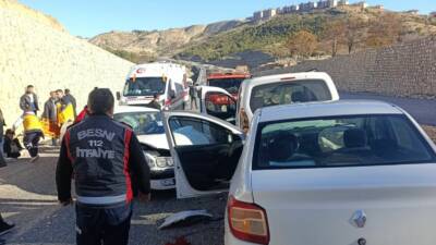 Adıyaman’ın Besni ilçesinde, çevre yolunda meydana gelen zincirleme trafik kazasında