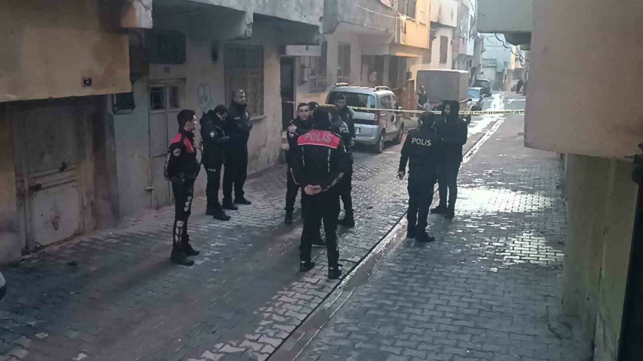 Şanlıurfa’da devrilen elektrikli sobadan çıkan alevleri su ile söndürmeye çalışan