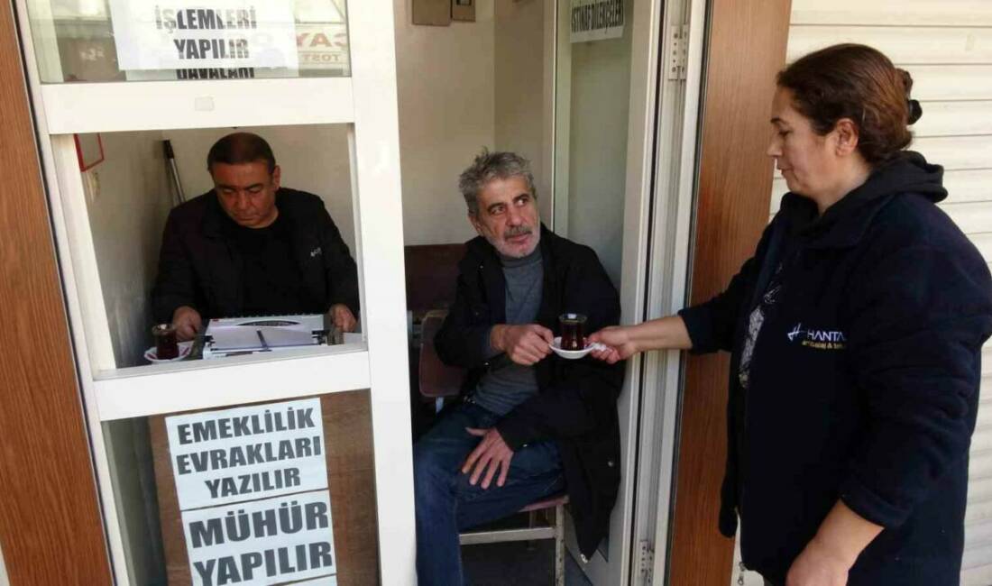 Eşi eleman bulamayınca kentin tek kadın çaycısı oldu Gaziantep'te yaşayan Gülay Kaya, 5 yıldır eşine yardım etmek amacıyla