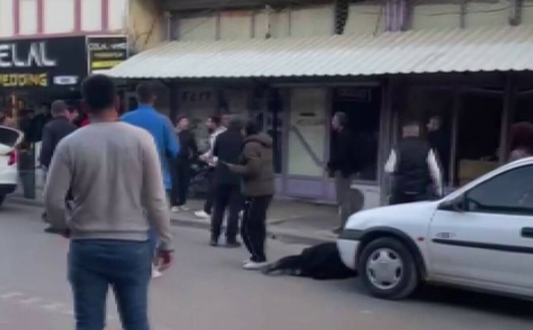 Kahta ilçesinde bir adamın boşanmakta olduğu eşini kızının gözleri önünde