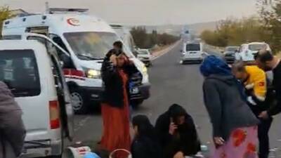 Şanlıurfa’nın Eyyübiye ilçesinde hafif ticari araç ile otomobilin çarpışması sonucu