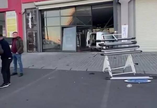 Fren yerine gaza basınca dükkana daldı Diyarbakır'ın Kayapınar ilçesinde bulunan 4. Sanayi Sitesi'nde bir araç sürücüsü