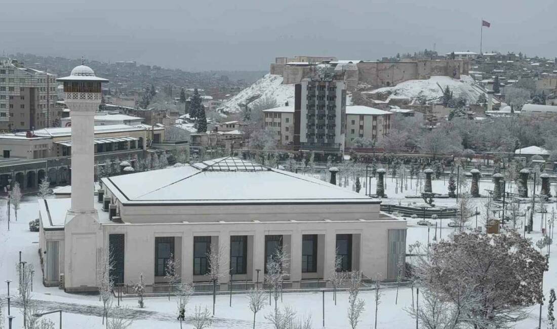Gaziantep’te gece saatlerinde etkili olan kar yağışı şehri beyaz örtüyle