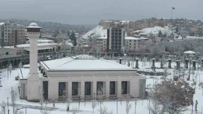 Gaziantep’te gece saatlerinde etkili olan kar yağışı şehri beyaz örtüyle