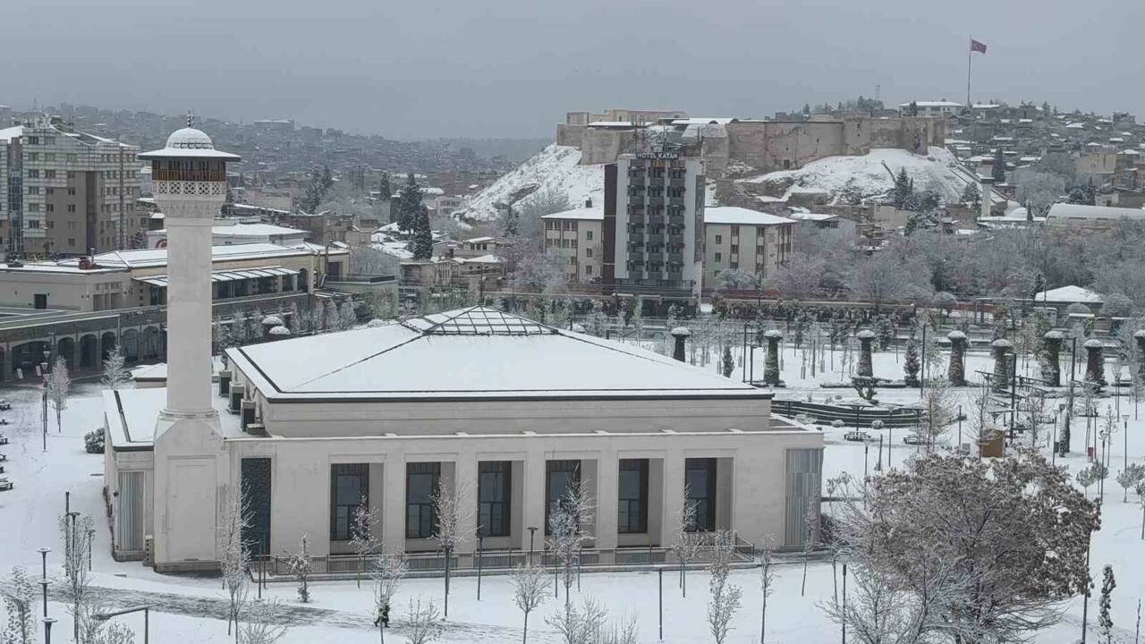 Gaziantep’te gece saatlerinde etkili olan kar yağışı şehri beyaz örtüyle