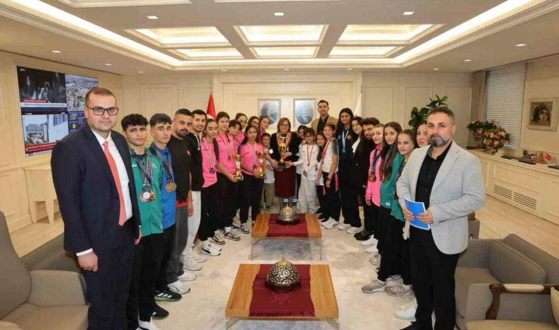 Gaziantep Büyükşehir Belediye Başkanı Fatma Şahin, sporcuları makamında ağırlayarak elde