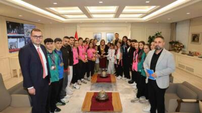 Gaziantep Büyükşehir Belediye Başkanı Fatma Şahin, sporcuları makamında ağırlayarak elde