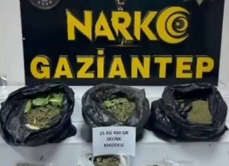 Gaziantep'te yapılan polis operasyonlarında 22 kilo skunk ve birçok silah
