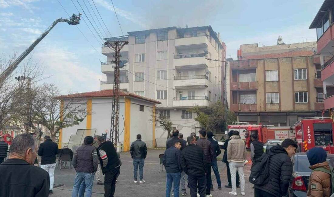 Gaziantep'te Şehitkamil ilçesine bağlı bir apartmanın teras katında çıkan yangın