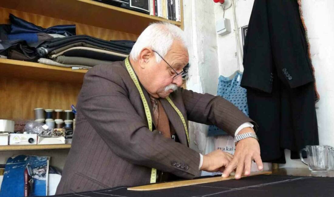 Gaziantep’te 55 yıldır terzilik yapan 67 yaşındaki Nezir Canpolat, ilerleyen