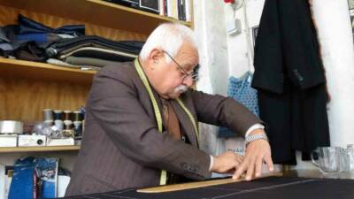 Gaziantep’te 55 yıldır terzilik yapan 67 yaşındaki Nezir Canpolat, ilerleyen