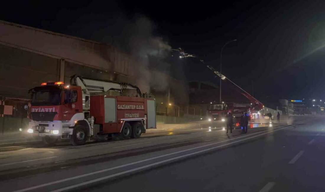 Gaziantep’teki bir ambalaj fabrikasında çıkan yangın, itfaiye ekiplerinin 3 saatlik