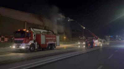 Gaziantep’teki bir ambalaj fabrikasında çıkan yangın, itfaiye ekiplerinin 3 saatlik