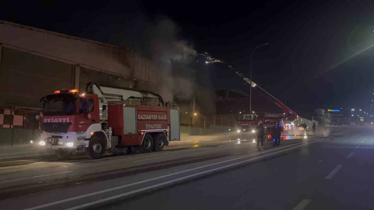 Gaziantep’teki bir ambalaj fabrikasında çıkan yangın, itfaiye ekiplerinin 3 saatlik