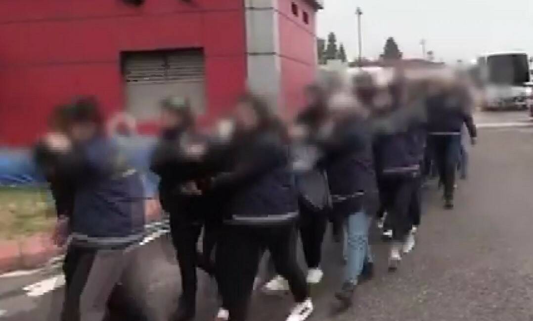 Gaziantep'te polis ekipleri tarafından yapılan fuhuş operasyonunda 21 şüpheli yakalandı.