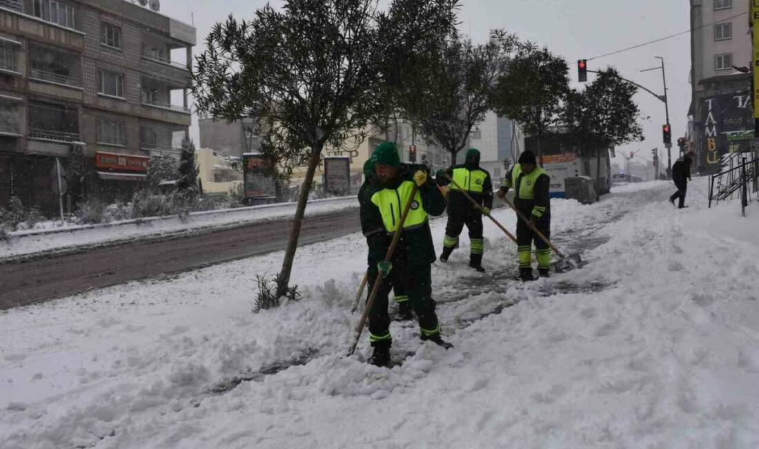 Gaziantep’i etkisi altına alan yoğun kar yağışı sonrası Şahinbey Belediyesi,