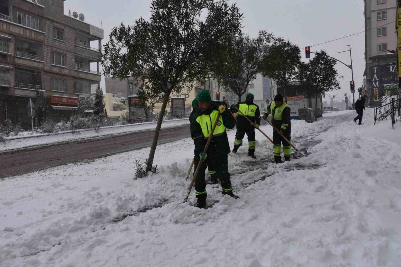 Gaziantep’i etkisi altına alan yoğun kar yağışı sonrası Şahinbey Belediyesi,