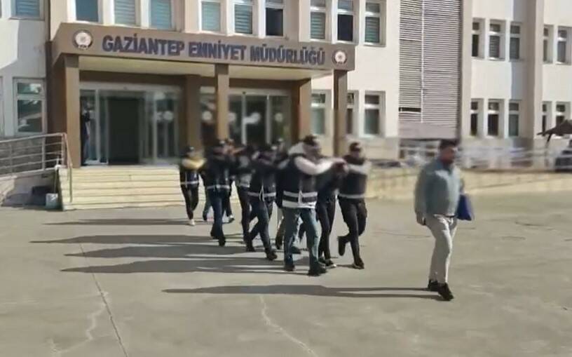 Gaziantep’te mesaj salonunu silahla tehdit edenlere operasyon: 3 şahıs tutuklandı Gaziantep'te bir masaj salonuna operasyon düzenlendi. Operasyon sonucunda, müşterileri taciz