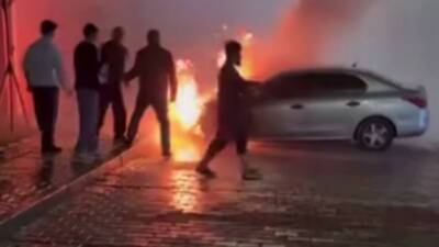 Gaziantep'te Şehitkamil ilçesinde park halindeki bir otomobil gece saatlerinde alev